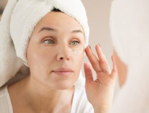 রাতে ঘুমানোর আগে মুখ পরিষ্কার, টোনার, সিরাম, নাইট ক্রিম ও চোখ-ঠোঁটের যত্ন নিন। ৫টি স্টেপে আপনার ত্বক হবে কোমল ও খোলনলচে।