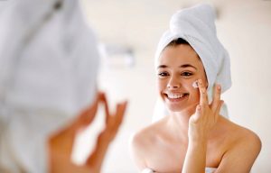 রাতে ঘুমানোর আগে মুখ পরিষ্কার, টোনার, সিরাম, নাইট ক্রিম ও চোখ-ঠোঁটের যত্ন নিন। ৫টি স্টেপে আপনার ত্বক হবে কোমল ও খোলনলচে।