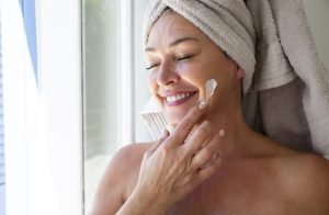 রাতে ঘুমানোর আগে মুখ পরিষ্কার, টোনার, সিরাম, নাইট ক্রিম ও চোখ-ঠোঁটের যত্ন নিন। ৫টি স্টেপে আপনার ত্বক হবে কোমল ও খোলনলচে।