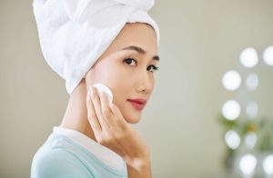 রাতে ঘুমানোর আগে মুখ পরিষ্কার, টোনার, সিরাম, নাইট ক্রিম ও চোখ-ঠোঁটের যত্ন নিন। ৫টি স্টেপে আপনার ত্বক হবে কোমল ও খোলনলচে।