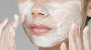 রাতে ঘুমানোর আগে মুখ পরিষ্কার, টোনার, সিরাম, নাইট ক্রিম ও চোখ-ঠোঁটের যত্ন নিন। ৫টি স্টেপে আপনার ত্বক হবে কোমল ও খোলনলচে।