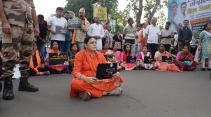 দুর্গাপুর গণধর্ষণ ঘটনার পর মুখ্যমন্ত্রী মমতা বন্দ্যোপাধ্যায়ের ‘সন্ধ্যার পর মহিলাদের বের না হওয়া উচিত’ মন্তব্যে সমীক ভট্টাচার্যের তীব্র আক্রমণ। ‘ভিকটিম ব্লেমিং’ অভিযোগে সরগরম রাজনীতি।