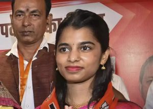 মৈথিলীকে প্রার্থী করা হয়েছে দ্বারভাঙা জেলার আলিনগর (Alinagar) বিধানসভা কেন্দ্র থেকে। এ আসন থেকে তাঁর প্রার্থী হওয়ার সম্ভাবনা নিয়ে মঙ্গলবার থেকেই জোর জল্পনা চলছিল রাজনৈতিক মহলে। বিজেপির দ্বিতীয় প্রার্থী তালিকা প্রকাশের পর সেই জল্পনাতেই সিলমোহর পড়ল।