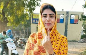 বিজেপির এই পুরনো কৌশল আবারও প্রয়োগ করা হচ্ছে, অর্থাৎ নির্বাচনের একদম আগেই প্রশাসনিক দল বদল করে নতুন মুখ ও সম্প্রদায়ভিত্তিক ভারসাম্য তৈরি করা। গুজরাতের নতুন মন্ত্রিসভায় এই সামাজিক সমীকরণ স্পষ্ট। মোট ২৫ জন মন্ত্রীর মধ্যে আট জন ওবিসি (OBC) সম্প্রদায়ের, ছয়জন পটিদার (Patidar) গোষ্ঠীর, চারজন আদিবাসী (Tribal), তিনজন তফসিলি জনজাতি (SC/ST) সম্প্রদায়ের। এছাড়া দুইজন ক্ষত্রিয় (Kshatriya), একজন ব্রাহ্মণ (Brahmin) ও একজন জৈন (Jain) সম্প্রদায়ের প্রতিনিধি রয়েছেন। এই সামাজিক ভারসাম্যকে বিজেপির ‘নির্বাচনকেন্দ্রিক হিসাব’ বলেই মনে করছেন বিশেষজ্ঞরা।