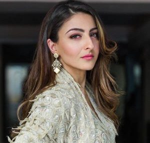 দীপাবলির আগে ও পরে নিয়মিত কিছু সহজ অভ্যাস পালন করলেই ত্বক ধরে রাখতে পারে প্রাকৃতিক জেল্লা। মেকআপ বা দামী কসমেটিক্স নয়, বরং ঘরোয়া অভ্যাসই তাঁর সৌন্দর্যের আসল রহস্য। তাহলে চলুন জেনে নেওয়া যাক সোহা আলি খানের দীপাবলি স্কিনকেয়ারের ৪টি সহজ কিন্তু কার্যকর নিয়ম,