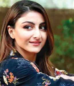 সোহা বলেন, “আমাদের মতো অভিনেতাদের একসঙ্গে বসে খাওয়া মানে, বেশিরভাগ সময় নিজেদের নিয়েই আলোচনা হয়। কিন্তু, এই টেবিলে এমন দু’জন আছেন, যারা পুরো পরিবেশটাই জমিয়ে রাখেন, কুনাল আর করিনা। ওরা যখন ফর্মে থাকে, হাসিতে পেট ব্যথা হয়ে যায়।” সোহা আরও যোগ করেন, “আমার আর সাইফের (Saif Ali Khan) মধ্যে এক ধরনের কমন সেন্স অফ হিউমার আছে। হয়তো সেটা আমাদের বাবার (Mansoor Ali Khan Pataudi) কাছ থেকে জিনগতভাবে এসেছে, আবার হয়তো বিদেশে পড়াশোনা করার অভিজ্ঞতা থেকেও এসেছে। ইংল্যান্ডে থাকা, সেখানকার সংস্কৃতির মধ্যে থাকা, নিজেকে নিয়ে মজার ছলে হাসতে পারা, এসবই আমাদের রক্তে মিশে আছে।”