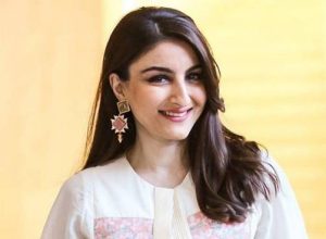 দীপাবলির আগে ও পরে নিয়মিত কিছু সহজ অভ্যাস পালন করলেই ত্বক ধরে রাখতে পারে প্রাকৃতিক জেল্লা। মেকআপ বা দামী কসমেটিক্স নয়, বরং ঘরোয়া অভ্যাসই তাঁর সৌন্দর্যের আসল রহস্য। তাহলে চলুন জেনে নেওয়া যাক সোহা আলি খানের দীপাবলি স্কিনকেয়ারের ৪টি সহজ কিন্তু কার্যকর নিয়ম,