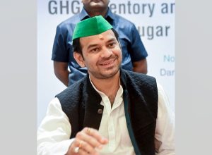 তেজ প্রতাপ যাদব বৃহস্পতিবার সকালে সাংবাদিকদের মুখোমুখি হয়ে বলেন, “না, আমি মরেও সেই দলে ফিরে যাব না। আমাদের নিজস্ব দল আছে, জনশক্তি জনতা দল। আমরা সেটাকেই এগিয়ে নিয়ে যাব। আমার কোনও পদলোভ নেই। যারা পদ ও ক্ষমতার লোভে পড়েছে, তারা গিয়ে মুখ্যমন্ত্রী বা মন্ত্রী হোক।”