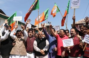 জম্মু-কাশ্মীর রাজ্যসভা নির্বাচনে বিজেপির (BJP) বড় জয়। সতপাল শর্মা (Satpal Sharma) ৩২ ভোটে জিতে এনসির (NC) ইমরান নবী দারকে (Imran Nabi Dar) পরাজিত করেছেন। আর্টিকেল ৩৭০ পরবর্তী এই নির্বাচনে গেরুয়া ঝড় জম্মু-কাশ্মীরের রাজনীতিতে নতুন অধ্যায় সূচিত করল।