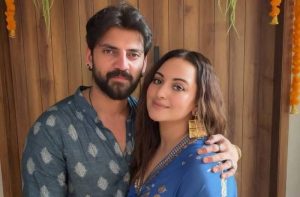 দীপাবলির উৎসবে সামনে আসলো সোনাক্ষী সিনহা (Sonakshi Sinha) ও জাহির ইক্‌বালের (Zahir Iqbal) বিলাসবহুল বাড়ির ছবি। প্রতিটি ঘর আলাদা থিমে সাজানো, বাড়িতে রয়েছে অভিনব বারান্দা ও আসল মোটরবাইক।