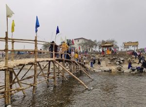 শিলিগুড়ি মহকুমার অন্যতম আকর্ষণীয় স্থান এই এমএম তরাই পিকনিক স্পট। বাগডোগরা (Bagdogra)-এর পানিঘাটা মোড় থেকে ব্যাংডুবি সেনা ছাউনি হয়ে দুধিয়া (Dudhiyya) যাওয়ার পথে রাস্তার ধারেই ছিল সেই মনোরম জায়গাটি। পাহাড়, চা বাগান আর বালাসনের ঝরঝরে ধারা মিলিয়ে সেখানে তৈরি হয়েছিল এক স্বপ্নরাজ্য। কিন্তু অক্টোবরের প্রথম সপ্তাহে টানা পাহাড়ি বৃষ্টি ও প্রবল জলস্ফীতির জেরে বালাসন নদী তার প্রাকৃতিক গতিপথ পরিবর্তন করে ফেলে। নদীর সেই নতুন দিকেই এখন প্রবাহিত হচ্ছে জলধারা, গ্রাস করেছে পিকনিক স্পটের সম্পূর্ণ এলাকা।