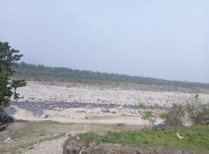 শিলিগুড়ি মহকুমার অন্যতম আকর্ষণীয় স্থান এই এমএম তরাই পিকনিক স্পট। বাগডোগরা (Bagdogra)-এর পানিঘাটা মোড় থেকে ব্যাংডুবি সেনা ছাউনি হয়ে দুধিয়া (Dudhiyya) যাওয়ার পথে রাস্তার ধারেই ছিল সেই মনোরম জায়গাটি। পাহাড়, চা বাগান আর বালাসনের ঝরঝরে ধারা মিলিয়ে সেখানে তৈরি হয়েছিল এক স্বপ্নরাজ্য। কিন্তু অক্টোবরের প্রথম সপ্তাহে টানা পাহাড়ি বৃষ্টি ও প্রবল জলস্ফীতির জেরে বালাসন নদী তার প্রাকৃতিক গতিপথ পরিবর্তন করে ফেলে। নদীর সেই নতুন দিকেই এখন প্রবাহিত হচ্ছে জলধারা, গ্রাস করেছে পিকনিক স্পটের সম্পূর্ণ এলাকা।