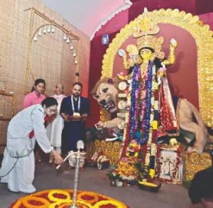 পশ্চিমবঙ্গে ভোটার তালিকার বিশেষ সমীক্ষা (SIR) শুরু হওয়ার পরদিন মুখ্যমন্ত্রী মমতা বন্দ্যোপাধ্যায় দিলেন ঐক্য ও গণতন্ত্রের বার্তা। জানুন কী বললেন তিনি, কেন বাড়ছে রাজনৈতিক বিতর্ক।