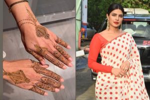 করবা চৌথে প্রিয়াঙ্কা চোপড়া (Priyanka Chopra) মেহেন্দিতে হিন্দিতে লিখলেন স্বামী নিক জনাসের (Nick Jonas) নাম। বিদেশে থেকেও ভারতীয় সংস্কৃতিতে মগ্ন অভিনেত্রী। জানুন তাঁর করবা চৌথ উদযাপন সম্পর্কে।