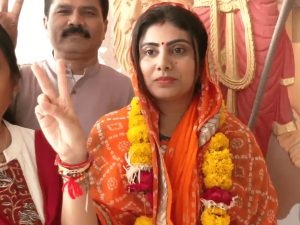 বিজেপির এই পুরনো কৌশল আবারও প্রয়োগ করা হচ্ছে, অর্থাৎ নির্বাচনের একদম আগেই প্রশাসনিক দল বদল করে নতুন মুখ ও সম্প্রদায়ভিত্তিক ভারসাম্য তৈরি করা। গুজরাতের নতুন মন্ত্রিসভায় এই সামাজিক সমীকরণ স্পষ্ট। মোট ২৫ জন মন্ত্রীর মধ্যে আট জন ওবিসি (OBC) সম্প্রদায়ের, ছয়জন পটিদার (Patidar) গোষ্ঠীর, চারজন আদিবাসী (Tribal), তিনজন তফসিলি জনজাতি (SC/ST) সম্প্রদায়ের। এছাড়া দুইজন ক্ষত্রিয় (Kshatriya), একজন ব্রাহ্মণ (Brahmin) ও একজন জৈন (Jain) সম্প্রদায়ের প্রতিনিধি রয়েছেন। এই সামাজিক ভারসাম্যকে বিজেপির ‘নির্বাচনকেন্দ্রিক হিসাব’ বলেই মনে করছেন বিশেষজ্ঞরা।