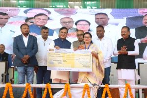 অসমের মুখ্যমন্ত্রী হিমন্ত বিশ্ব শর্মা রঙাপাড়া থেকে ‘মুখ্যমন্ত্রী মহিলা উদ্যোমিতা অভিযান’-এর নতুন পর্যায়ের সূচনা করলেন। ২৪,৮২৭ নারী পেলেন ১০,০০০ টাকা করে পুঁজি। নারীর আত্মনির্ভরতা ও গ্রামীণ অর্থনীতির রূপান্তরে বড় পদক্ষেপ। Assam CM Himanta Biswa Sarma launches a new phase of the Women's Entrepreneurship Mission, providing ₹10,000 seed money to 24,827 women. A major push towards rural economic empowerment and the ‘Lakhpati Baideo’ vision.