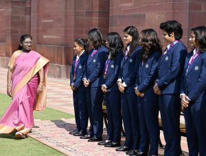 President Droupadi Murmu and Indian Womens cricket team members at Rastrapati Bhavan.