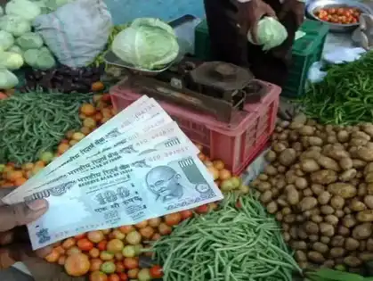 খাদ্যদ্রব্যের দাম কমা সরাসরি ভোক্তা মূল্যসূচকে (CPI) প্রভাব ফেলবে। দেশের মুদ্রাস্ফীতি নিয়ন্ত্রণে রাখতে এই ট্রেন্ড বড় ভূমিকা নেবে। কেন্দ্রীয় অর্থনীতি বিশেষজ্ঞদের বক্তব্য, “যখন সাধারণ মানুষের থালির খরচ কমে, তখন তাঁদের ক্রয়ক্ষমতা বাড়ে। এতে অর্থনীতিতে চাহিদা বৃদ্ধি পায়।” তবে তাঁরা সতর্কও করছেন, আবহাওয়ার পরিবর্তন, রপ্তানি নীতি বা আন্তর্জাতিক বাজারে খাদ্যদ্রব্যের দামের ওঠানামা আবারও পরিস্থিতি বদলে দিতে পারে। তাই স্থিতিশীল বাজার নিশ্চিত করতে সরকারকে দীর্ঘমেয়াদি নীতি বজায় রাখতে হবে।