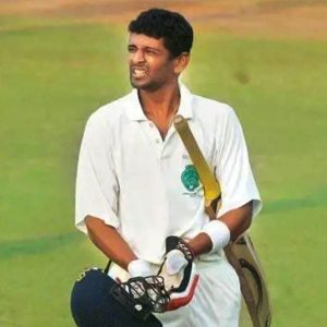 কিন্তু ম্যাচ শেষে এক অনন্য দৃশ্য দেখল ক্রিকেট বিশ্ব। ট্রফি হাতে নেওয়ার পর সরাসরি ছুটে গেলেন হরমন কোচ অমল মজুমদারের কাছে। তিনি গুরুর পায়ে হাত রেখে প্রণাম করলেন। অমল তাঁকে বুকে টেনে নিলেন, দু'জনের চোখে জল, মুখে গর্বের হাসি। সেই মুহূর্ত যেন ভারতের মহিলা ক্রিকেটের নতুন ইতিহাস, একজন ব্যর্থ খেলোয়াড়ের হাতে তৈরি এক বিশ্বজয়ী দলের গল্প। অমল মজুমদার (Amol Muzumdar) ভারতীয় ঘরোয়া ক্রিকেটের এক অবমূল্যায়িত অধ্যায়।