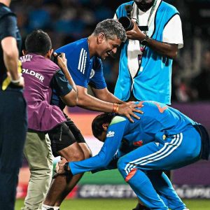 কিন্তু ম্যাচ শেষে এক অনন্য দৃশ্য দেখল ক্রিকেট বিশ্ব। ট্রফি হাতে নেওয়ার পর সরাসরি ছুটে গেলেন হরমন কোচ অমল মজুমদারের কাছে। তিনি গুরুর পায়ে হাত রেখে প্রণাম করলেন। অমল তাঁকে বুকে টেনে নিলেন, দু'জনের চোখে জল, মুখে গর্বের হাসি। সেই মুহূর্ত যেন ভারতের মহিলা ক্রিকেটের নতুন ইতিহাস, একজন ব্যর্থ খেলোয়াড়ের হাতে তৈরি এক বিশ্বজয়ী দলের গল্প। অমল মজুমদার (Amol Muzumdar) ভারতীয় ঘরোয়া ক্রিকেটের এক অবমূল্যায়িত অধ্যায়।