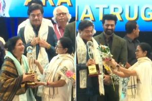 মুখ্যমন্ত্রী মমতা বন্দ্যোপাধ্যায়ের উপস্থিতিতে ধনধান্য স্টেডিয়ামে শুরু হল ৩১তম কলকাতা আন্তর্জাতিক চলচ্চিত্র উৎসব (KIFF 2025)। উপস্থিত ছিলেন সৌরভ গঙ্গোপাধ্যায়, আরতি মুখোপাধ্যায়, শত্রুঘ্ন সিনহা, রমেশ সিপ্পি ও টলিউড তারকারা।