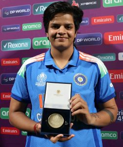 বিশ্বকাপ শুরু হওয়ার সময় ভারতের টিম ম্যানেজমেন্টের পরিকল্পনায় ছিলেন না শেফালি। প্রতিকা রাওয়াল (Pratika Rawal) ও স্মৃতি মন্ধানার (Smriti Mandhana) ওপেনিং জুটি ভাল খেলায় তাঁকে নিয়ে আলোচনাও হচ্ছিল না। কিন্তু ভাগ্যের চাকা ঘুরল হঠাৎই। প্রতিকা ইনজুরিতে ছিটকে গেলেন, এবং ঠিক তার পরেই ফোন গেল শেফালির কাছে। তড়িঘড়ি দলে ডাকা হল তাঁকে। অনেকেই ভেবেছিলেন হয়তো ব্যাকআপ হিসেবেই এসেছেন তিনি, কিন্তু শেফালি এসে যেন ঝড় তুললেন।