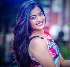 সম্প্রতি অভিনেত্রী উপস্থিত ছিলেন জগপতি বাবু (Jagapathi Babu)-এর জনপ্রিয় শো ‘জয়াম্মু নিশ্চয়াম্মু রা-তে (Jayammu Nischayammu Raa)’, নিজের নতুন ছবির প্রচারের জন্য। শো চলাকালীন হালকা মজার ছলে সঞ্চালক তাঁর স্কুল জীবনের একটি পুরোনো ঘটনার প্রসঙ্গ তোলেন। তখনই রশ্মিকার মন্তব্য উঠে আসে, “আমি চাই পুরুষদেরও পিরিয়ডস হোক।” সঞ্চালক হেসে জিজ্ঞেস করেন, “এখনও কি একই ইচ্ছে রয়ে গিয়েছে?” অভিনেত্রী বিন্দুমাত্র দেরি না করে বলেন, “হ্যাঁ, এখনও তাই চাই। পুরুষদেরও জানা উচিত, প্রতি মাসে নারীরা কী যন্ত্রণা সহ্য করেন।”