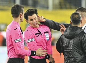 পরিস্থিতি সামলাতে দ্রুত পদক্ষেপ নেয় টিএফএফ (TFF)। ফুটবল জুয়ার সঙ্গে যুক্ত থাকার অভিযোগে ১৫২ জন রেফারি ও সহকারী রেফারিকে ইতিমধ্যেই বরখাস্ত করা হয়েছে। ফেডারেশনের পক্ষ থেকে জানানো হয়েছে, তদন্ত চলবে যতক্ষণ না পর্যন্ত প্রতিটি অভিযুক্তের ভূমিকা সম্পূর্ণ পরিষ্কার হচ্ছে। ফেডারেশন সভাপতি ইব্রাহিম হ্যাসিয়োসমানলু (Ibrahim Hacıosmanoğlu) বলেন, “তুরস্কের ফুটবলে নৈতিক সঙ্কট ভয়াবহ আকার ধারণ করেছে। কাঠামোগত সংস্কারের প্রয়োজন রয়েছে। গত পাঁচ বছর ধরে আমরা গড়াপেটা রোধে কাজ করছি, কিন্তু এখন বুঝতে পারছি আমাদের ফুটবলের আসল সমস্যা নীতির অভাব।”