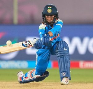 জেমাইমা রদ্রিগেজ (Jemimah Rodrigues)। বললেন, “ভাবছিলাম, হয়ত অস্ট্রেলিয়া আমাকে দেশে ঢুকতেই দেবে না!” অস্ট্রেলিয়ার জনপ্রিয় ফ্র্যাঞ্চাইজি টুর্নামেন্ট উইমেন্স বিগ ব্যাশ লিগ (Women’s Big Bash League বা WBBL) খেলতে বর্তমানে দেশটিতে রয়েছেন জেমাইমা। তিনি এবারের মরসুমে ব্রিসবেন হিট (Brisbane Heat) -এর হয়ে খেলছেন। তবে প্রথম ম্যাচে মাঠে নামার আগে তাঁর মনে হয়েছিল, হয়ত সেদেশে তাঁকে ‘প্রবেশ নিষেধ’ করা হতে পারে! কারণ, বিশ্বকাপ সেমিফাইনালে যে বিধ্বংসী ইনিংস খেলেছিলেন তিনি, তা ভোলেননি কেউই।