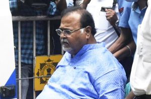 জেলমুক্তির পর প্রথম আনুষ্ঠানিক বিবৃতি দিলেন পার্থ চট্টোপাধ্যায় (Partha Chatterjee)। বললেন, “সত্যের জয় হবে।” বেহালা পশ্চিমের মানুষের কাছে বিচার চাইবেন প্রাক্তন মন্ত্রী। জানুন মুক্তির পর তাঁর প্রথম দিন ও আবেগঘন মুহূর্তগুলোর কথা।