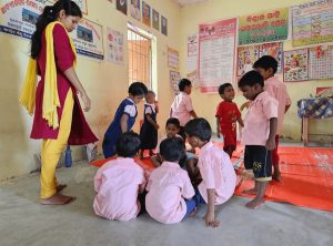 নদীয়ার চাপড়া ব্লকের ডোমপুকুর (Dompukur) এলাকায় একটি অঙ্গনওয়াড়ি কেন্দ্রে মধ্যাহ্নভোজে সাপের খোলস পাওয়ায় প্রায় ২০–২৫ শিশু অসুস্থ; চাপড়া গ্রামীণ হাসপাতালে চিকিৎসাধীন। তদন্তে খাদ্য ও নমুনা পাঠানো হয়েছে- অভিভাবকরা ক্ষুব্ধ।