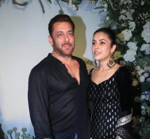 সলমন খানের পনভেল ফার্মহাউসে কী ঘটে, জানালেন শেহনাজ় গিল। অভিনেত্রীর অভিজ্ঞতায় উঠে এল ভাইজানের প্রকৃতিপ্রেম, সরল জীবন ও মানবিকতার গল্প।