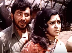 ছবিটি প্রথম মুক্তির দিনে যে বক্স অফিসে ঝড় তুলেছিল, তা নয়। জানেন কী, প্রথম সপ্তাহে মুম্বইয়ের প্রেক্ষাগৃহে দর্শক ছিল হাতে গোনা! তখনকার বিতর্ক, সমালোচনা, সেন্সর বোর্ডের কাটছাঁট সবকিছুকে পেরিয়ে ধীরে ধীরে মানুষের মুখে মুখে জনপ্রিয় হয়ে ওঠে জয়-ভীরুর দস্যু-রোম্যান্সে ভরা সেই মহাকাব্যিক অ্যাডভেঞ্চার। সময়ের সঙ্গে সঙ্গে এমন পর্যায়ে পৌঁছয় ‘শোলে’, যে ভারতীয় সংস্কৃতির অংশ হয়ে যায় প্রতিটি চরিত্র জয় (অমিতাভ বচ্চন/Amitabh Bachchan), ভীরু (ধর্মেন্দ্র/Dharmendra), গব্বর সিং (আমজাদ খান/Amjad Khan), ঠাকুর বলদেব সিং (সঞ্জীব কুমার/Sanjeev Kumar) কিংবা বসন্তী (হেমা মালিনী/Hema Malini)।