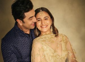 এ বিষয়ে আলিয়া আরও মজার তথ্য যোগ করেন, “ওর সেই অ্যাকাউন্টে দু'টি রিল আছে। একটা ও নিজের মেয়ে রাহাকে নিয়ে বানিয়েছে। আর সেগুলো ও ছাড়া আর দু’জন মানুষ ছাড়া কেউই দেখবে না!” এই মন্তব্যে রণবীর-আলিয়ার দাম্পত্যের হাস্যরসই আরও স্পষ্ট হয়ে ওঠে।ইভেন্টে দু’জনের লুক নিয়েও হয়েছে আলোচনা।