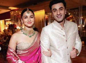 এ বিষয়ে আলিয়া আরও মজার তথ্য যোগ করেন, “ওর সেই অ্যাকাউন্টে দু'টি রিল আছে। একটা ও নিজের মেয়ে রাহাকে নিয়ে বানিয়েছে। আর সেগুলো ও ছাড়া আর দু’জন মানুষ ছাড়া কেউই দেখবে না!” এই মন্তব্যে রণবীর-আলিয়ার দাম্পত্যের হাস্যরসই আরও স্পষ্ট হয়ে ওঠে।ইভেন্টে দু’জনের লুক নিয়েও হয়েছে আলোচনা।