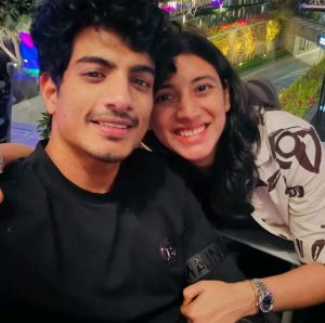 স্মৃতির ম্যানেজার আরও জানান, “চিকিৎসকেরা জানিয়েছেন এখনই তাঁকে বাড়ি নিয়ে আসা যাবে না। আর আপনারা সবাই জানেন, স্মৃতি তাঁর বাবার সঙ্গে কতটা নিবিড়ভাবে যুক্ত। তাই ও সিদ্ধান্ত নিয়েছে, বাবা সম্পূর্ণ সুস্থ না হওয়া পর্যন্ত কোনও বিয়ের অনুষ্ঠান হবে না। আজ ওর বিয়ের দিন। কিন্তু এখন ও শুধুই চিন্তায় আছে। আমরা সকলে চাই উনি দ্রুত সুস্থ হয়ে উঠুন। অনুরোধ, দয়া করে পরিবারকে একটু সময় দিন, গোপনীয়তা রক্ষা করুন।”
