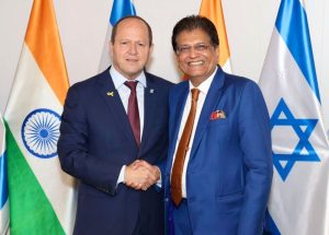 গত বৃহস্পতিবার আনুষ্ঠানিক ভাবে সই হয়েছে আলোচনার শর্তাবলী, যাকে বলা হয় Terms of Reference (ToR)। অর্থাৎ, এবার শুরু হবে মূল আলোচনার ধাপ। গয়ালের ভাষায়, “আমরা দু’টি ধাপে বাণিজ্যচুক্তি বাস্তবায়নের কথা ভাবছি। আলোচনা শুরু হলেই কোন দিকটি আগে করা হবে, তা চূড়ান্ত হবে। প্রথম পর্বটি দ্রুত শেষ করতে চাই, যাতে উভয় পক্ষের শিল্পবাণিজ্য মহল উপকৃত হয়।”