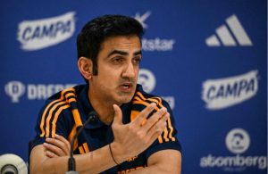 এটাও পরিষ্কার, বোর্ড চুপ করে নেই। দক্ষিণ আফ্রিকার বিরুদ্ধে সাদা বলের সিরিজ শেষ হতেই গম্ভীরের সঙ্গে গুরুত্বপূর্ণ বৈঠকে বসতে চলেছে বিসিসিআই। জানা যাচ্ছে, সেই আলোচনার আসল বিষয় হবে টেস্ট দলের দুর্বলতা, কৌশলগত ব্যর্থতা এবং আগামী দিনের সাজানো টেস্ট কাঠামো। ব্যাটারদের টেকনিক থেকে শুরু করে বোলারদের ব্যবহার, এমনকি বিশ্রাম-পরিকল্পনা পর্যন্ত, সবকিছুই খতিয়ে দেখা হবে। গম্ভীরের পরামর্শের ভিত্তিতেই ভবিষ্যতের পরিকল্পনা চূড়ান্ত হবে।