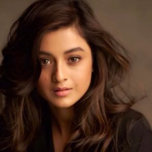 দ্য অ্যাকাডেমি অফ ফাইন আর্টস’ (The Academy of Fine Arts) ছবির প্রোমোশনাল মিউজিক ভিডিওতে তাঁর নতুন অবতার যেন এক ঝলসানো ঝড়। দর্শনার রেট্রো সাজ, মাদকতাময় নাচের ভঙ্গি আর তীক্ষ্ণ উপস্থিতিতে যেন ফিরে এল সত্তরের দশকের ক্যাবারে যুগ। এই মিউজিক ভিডিওটি তৈরি হয়েছে জনপ্রিয় কালজয়ী গান ‘চুরি ছাড়া কাজ নেই’ -এর (Churi Chhara Kaj Nei) রিমেকে। মূল গানটি গেয়েছিলেন শিল্পী লতা মঙ্গেশকর (Lata Mangeshkar) ও কিশোর কুমার (Kishore Kumar)।