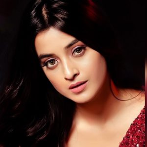 দ্য অ্যাকাডেমি অফ ফাইন আর্টস’ (The Academy of Fine Arts) ছবির প্রোমোশনাল মিউজিক ভিডিওতে তাঁর নতুন অবতার যেন এক ঝলসানো ঝড়। দর্শনার রেট্রো সাজ, মাদকতাময় নাচের ভঙ্গি আর তীক্ষ্ণ উপস্থিতিতে যেন ফিরে এল সত্তরের দশকের ক্যাবারে যুগ। এই মিউজিক ভিডিওটি তৈরি হয়েছে জনপ্রিয় কালজয়ী গান ‘চুরি ছাড়া কাজ নেই’ -এর (Churi Chhara Kaj Nei) রিমেকে। মূল গানটি গেয়েছিলেন শিল্পী লতা মঙ্গেশকর (Lata Mangeshkar) ও কিশোর কুমার (Kishore Kumar)।