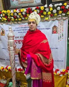 কাশীতে বহু আশ্রম, বেদ বিদ্যালয় ও বৈদিক গবেষণা প্রতিষ্ঠান রয়েছে। সেখানে শতাব্দীর পর শতাব্দী ধরে বৈদিক পাঠ, যজ্ঞ, পুরোহিত্য ও আধ্যাত্মিক সাধনার ধারা বহমান। সেই পবিত্র ভূমিতে দেবব্রতের এই সাধনা কাশীর আদি ঐতিহ্যের সঙ্গে একাত্ম হয়েছে বলেই বিশেষজ্ঞদের মত।স্থানীয় বেদজ্ঞ গুরুদের দাবি, দেবব্রতর মতো তরুণরা যখন এই সাধনাকে নতুনভাবে গ্রহণ করে, তখন ভারতীয় জ্ঞানতত্ত্ব ও শাস্ত্রপরম্পরার ভবিষ্যৎ আলোকময় হয়ে ওঠে।