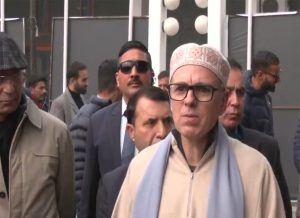Jammu and Kashmir CM Omar Abdullah criticises Bihar CM Nitish Kumar over an incident involving a woman doctor, sparking a major political row on women’s dignity. সরকারি অনুষ্ঠানে মহিলা চিকিৎসকের ঘোমটা সরানোর ঘটনায় নীতীশ কুমারের সমালোচনা করলেন ওমর আবদুল্লাহ। নারী সম্মান নিয়ে তীব্র রাজনৈতিক বিতর্ক।