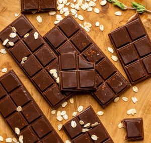 Make sugar-free homemade healthy chocolate using dry fruits and dates. Perfect festive recipe for Christmas. বড়দিনে বাড়িতেই বানান হোমমেড হেলদি চকোলেট। ড্রাই ফ্রুট ও খেজুর দিয়ে তৈরি সুগার ফ্রি চকোলেট রেসিপি।
