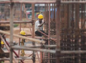 Delhi Labour Minister Kapil Mishra announces Rs 10,000 compensation for construction workers hit by GRAP measures and mandates 50% work from home. GRAP III ও IV জেরে কাজ হারানো নির্মাণ শ্রমিকদের জন্য ১০ হাজার টাকা ক্ষতিপূরণ ঘোষণা দিল্লি সরকারের। ৫০% কর্মীর ওয়ার্ক ফ্রম হোম বাধ্যতামূলক।