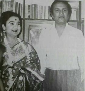তরুণ কুমারের সঙ্গে গৌরী দেবীর সম্পর্ক ছিল একেবারেই আন্তরিক। স্নেহ ও বন্ধুত্বের জায়গা থেকেই গৌরী দেবী প্রায়ই শ্বশুরবাড়ির নানা ঘটনার কথা শেয়ার করতেন তাঁর সঙ্গে। একদিন আড্ডার ছলে তিনি জানিয়ে দেন, ফুলশয্যার রাতে উত্তম তাঁকে কী উপহার দিয়েছিলেন, যে উপহার আজও ভক্তদের মধ্যে কৌতূহল তৈরি করে।