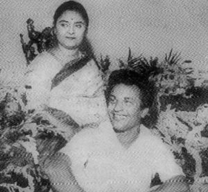 তরুণ কুমারের সঙ্গে গৌরী দেবীর সম্পর্ক ছিল একেবারেই আন্তরিক। স্নেহ ও বন্ধুত্বের জায়গা থেকেই গৌরী দেবী প্রায়ই শ্বশুরবাড়ির নানা ঘটনার কথা শেয়ার করতেন তাঁর সঙ্গে। একদিন আড্ডার ছলে তিনি জানিয়ে দেন, ফুলশয্যার রাতে উত্তম তাঁকে কী উপহার দিয়েছিলেন, যে উপহার আজও ভক্তদের মধ্যে কৌতূহল তৈরি করে।