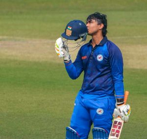 শুরু থেকেই বৈভবকে নিয়ে আগ্রহ ছিল বিশাল। বয়স মাত্র ১৪, তবুও ব্যাট হাতে যে পরিণত ইনিংস খেলতে পারেন তার প্রমাণ মিলেছে আগের কয়েক মৌসুমেই। কিন্তু এবারের ট্রফির প্রথম কয়েক ম্যাচে তাঁকে দেখা যাচ্ছিল অফ-ফর্মে। বিহারের সমর্থকরাও চিন্তায় ছিলেন। তাদের সেই অপেক্ষা, হতাশা, সবই দূর করতে বৈভব বেছে নিলেন ক্রিকেটের সবচেয়ে বড় মঞ্চগুলির একটিকে, ইডেন গার্ডেন্সকে।