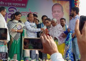 জঙ্গিপুরে শিবম ট্রাস্টের উদ্যোগে ৩০-৪০ হাজার শীতবস্ত্র বিতরণ। বিধায়ক জাকির হোসেনের সমাজসেবামূলক কর্মসূচিতে উপচে পড়া মানুষের ভিড়। উন্নয়ন প্রসঙ্গেও গুরুত্বপূর্ণ মন্তব্য।