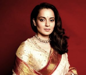 সম্প্রতি কঙ্গনা তাঁর বারাণসী (Varanasi) সফরের কিছু ভিডিও ও ছবি প্রকাশ্যে আনেন। সেই ভ্রমণে স্থানীয় টিকিয়া-ছোলা খেতে দেখা যায় তাঁকে। আনন্দে মগ্ন সেই দৃশ্য ভাইরাল হতেই একদল নেটাগরিক অভিযোগ তোলেন, খাওয়া শেষ করার পর অভিনেত্রী নাকি ব্যবহৃত প্লেটটি সরাসরি রাস্তায় ছুঁড়ে ফেলেছেন।