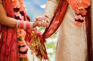 স্থানীয় গ্রাম পঞ্চায়েতগুলির মতে, এই উদ্যোগ সামাজিক চাপ কমানো ও সাধারণ মানুষের স্বস্তির জন্য অত্যন্ত জরুরি ছিল। কারণ, গত কয়েক বছরে বিয়ে উপলক্ষে অযথা বিলাসিতা গ্রামের পরিবারগুলির উপর একটি অনুচিত প্রতিযোগিতার পরিবেশ তৈরি করেছিল। অনেক পরিবার সামর্থ্য না থাকলেও সমাজে সম্মান বাঁচাতে দামী আয়োজন করতে বাধ্য হচ্ছিলেন। এবার সেই চাপ থেকে মুক্তি দিতে এগিয়ে এলেন গ্রামবাসীরাই।